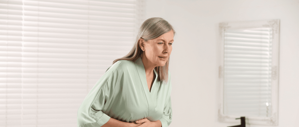 Mujer con dolores estomacales